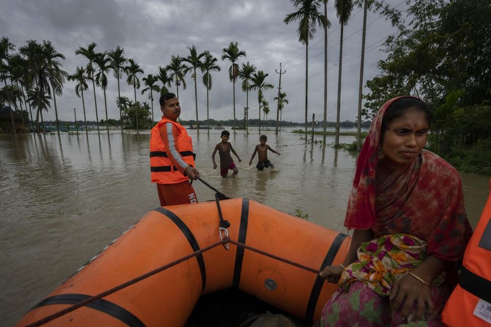 Hàng triệu người mắc kẹt khi lũ lụt tàn phá vùng Đông Bắc Bangladesh và Ấn Độ