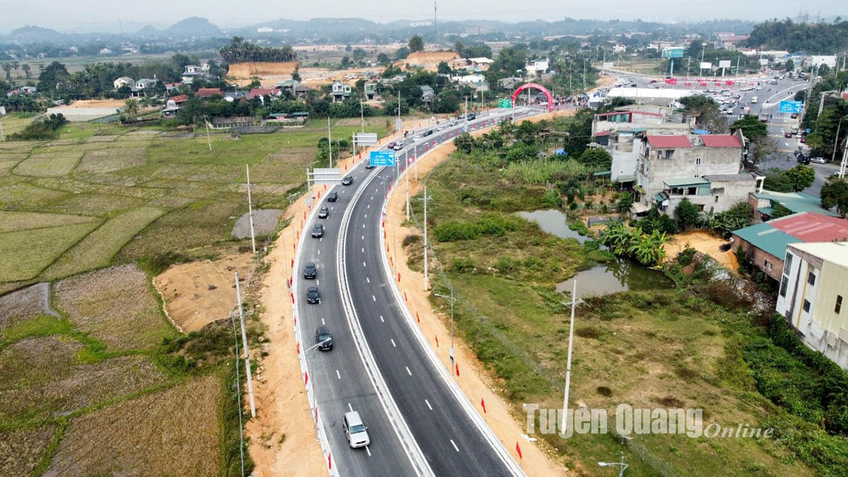 Các đại biểu thực hiện thông xe trên cao tốc Tuyên Quang - Phú Thọ. Ảnh: Baotuyenquang.