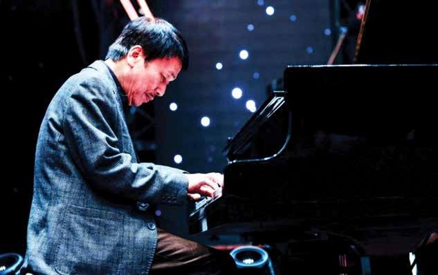 Nhạc sĩ Phú Quang chơi đàn trong một đêm nhạc.
