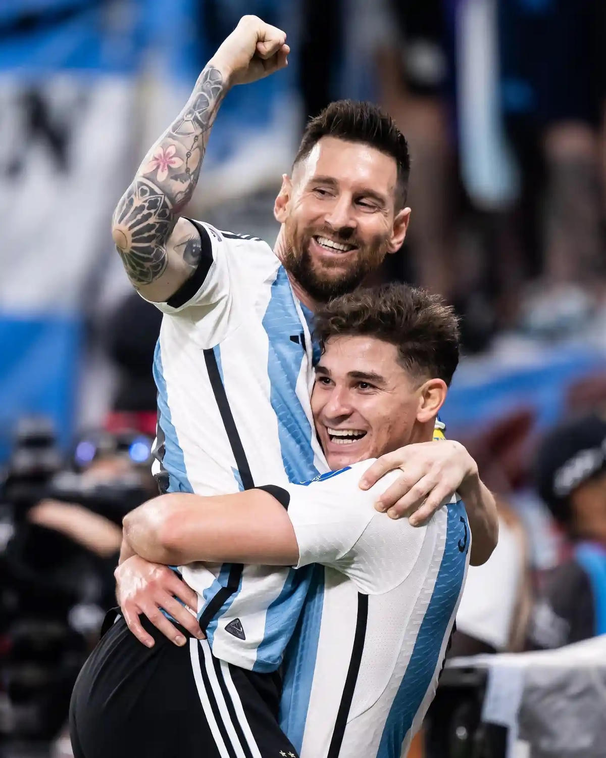 Khoảnh khắc thiên tài của Messi đưa Argentina vào tứ kết