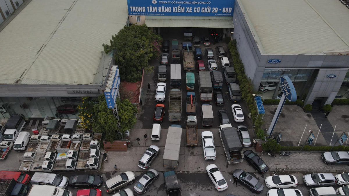 Đến ngày 13/3, TP Hà Nội có 10 trung tâm đăng kiểm phục vụ nhu cầu kiểm định xe nhưng tình trạng người dân xếp hàng chờ nhiều ngày để đăng kiểm vẫn không giảm.