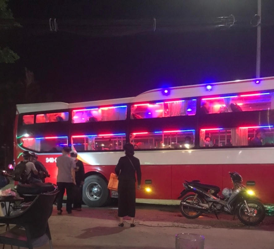 Xe khách Hà My chạy tuyến Bạc Liêu và các tỉnh Miền Tây hẹn khách lên đón hoặc dùng xe trung chuyển chở khách lên xe trên tuyến đường chánh Quốc Lộ 1A ở phường 7, TP Bạc Liêu vào buổi tối. 