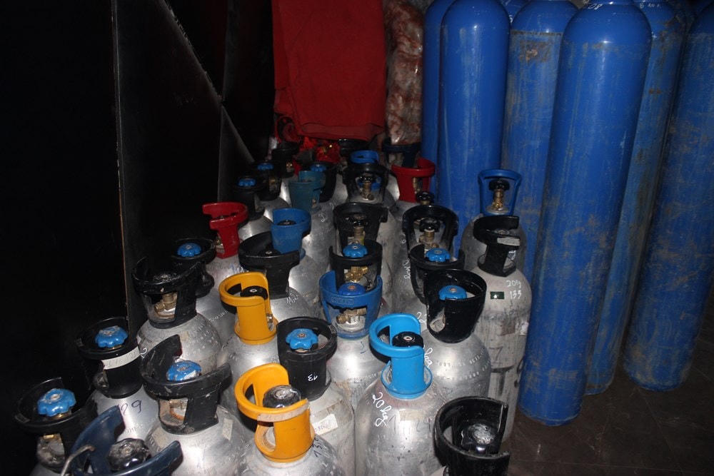 Hàng loạt bình bóng cười được phát hiện, thu giữ tại Vũ trường Hoàng Gia.