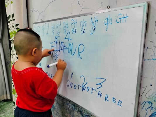 Cháu Khải viết tiếng Anh