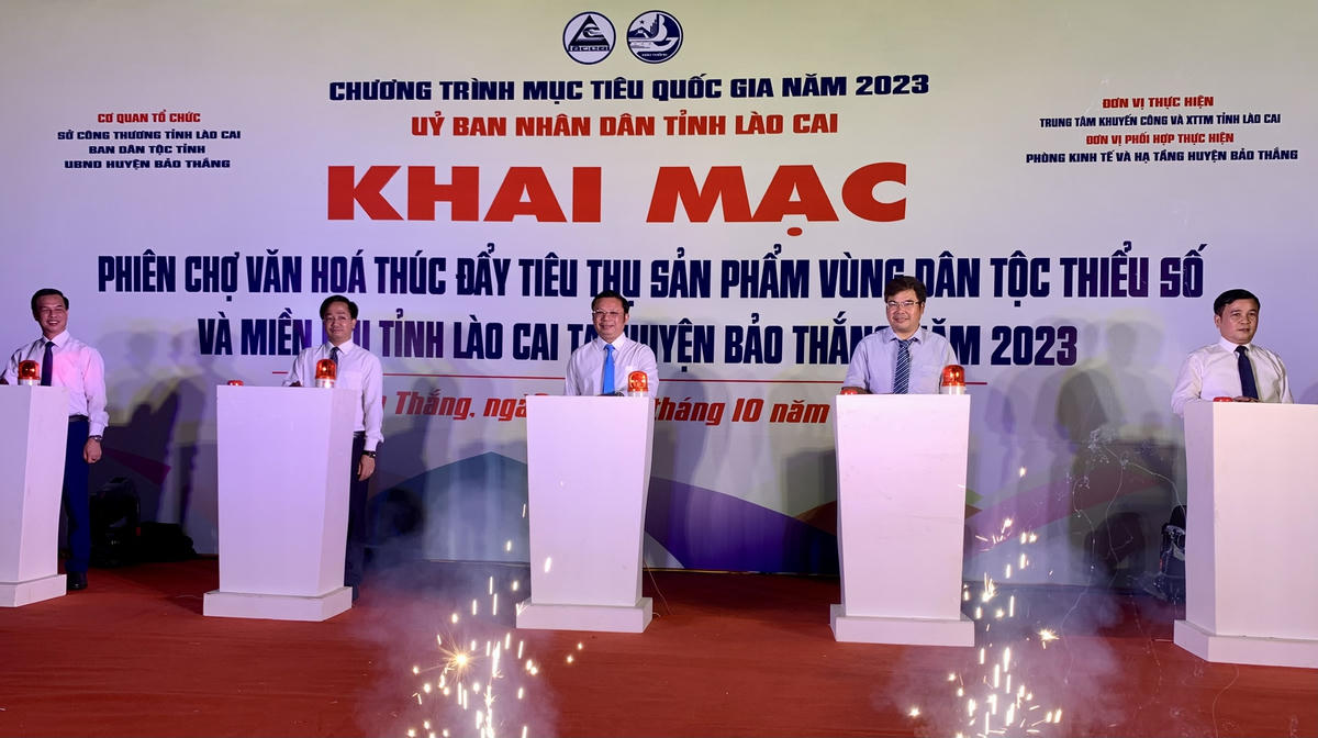 Phiên chợ văn hóa thúc đẩy tiêu thụ sản phẩm vùng đồng bào dân tộc thiểu số và miền núi huyện Bảo Thắng (Lào Cai). Ảnh: bandantoc.laocai.gov.vn