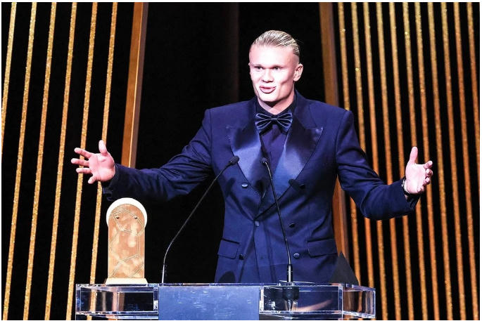 Erling Haaland giành giải Quả bóng bạc và giải Tiền đạo xuất sắc nhất (Ảnh: AFP).