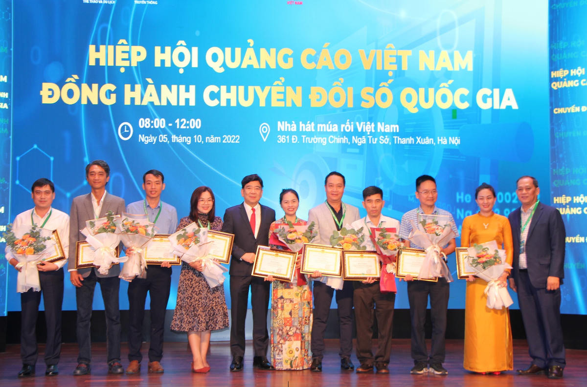 Ông ông Nguyễn Trường Sơn - Chủ tịch Hiệp hội Quảng cáo Việt Nam trao bằng khen vinh danh 25 công ty hội viên tiêu biểu trong quá trình thực hiện chuyển đổi số năm 2022.
