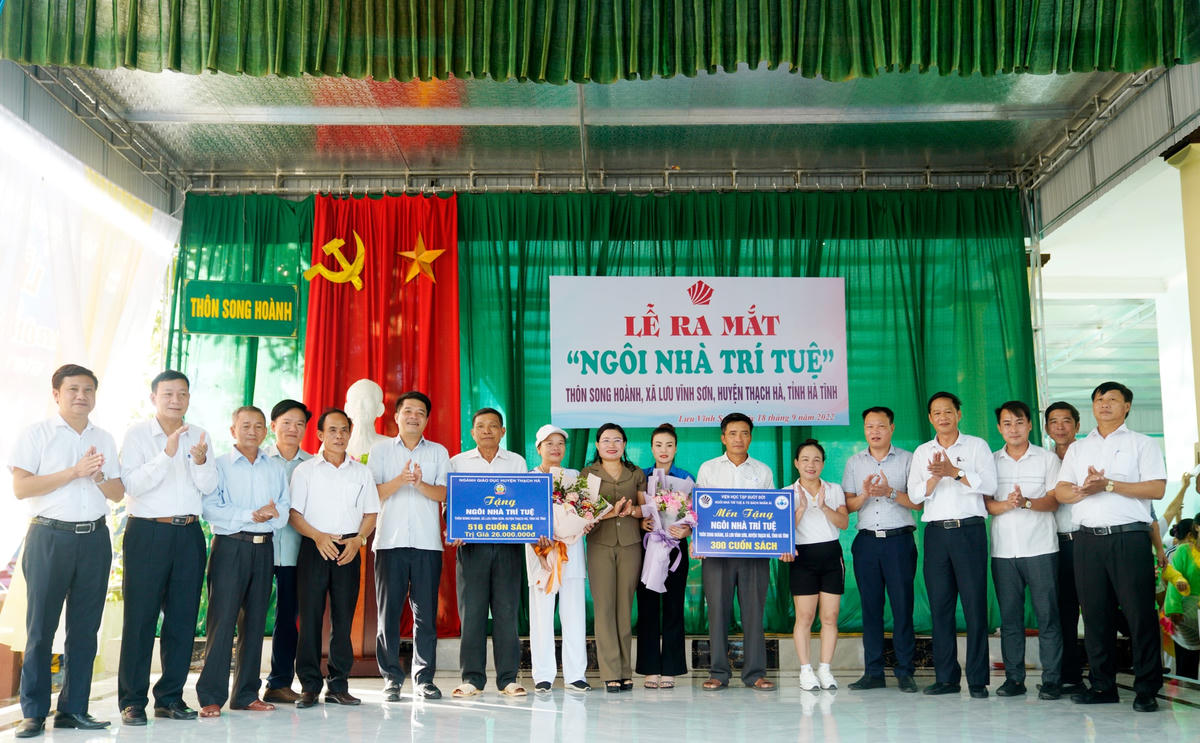 Nhân dịp này, ông Trần Nhật Tân, Chủ tịch Ủy ban MTTQ tỉnh Hà Tĩnh, lãnh đạo huyện Thạch Hà và các cơ quan, đoàn thể trên địa bàn huyện cũng đã tặng nhiều phần quà ý nghĩa cho nhà văn hóa cộng đồng - ngôi nhà trí tuệ thôn Song Hoành.
