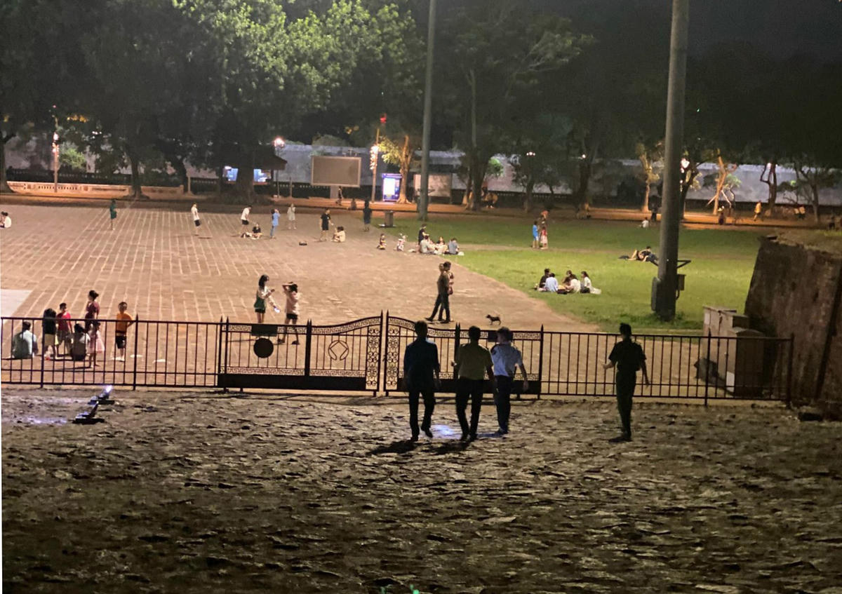 Qua nhận định ban đầu, có khả năng nhóm thanh niên bị đẩy đuổi đã lén lút đập vỡ các bóng đèn ở Kỳ Đài. Ảnh: L.C.