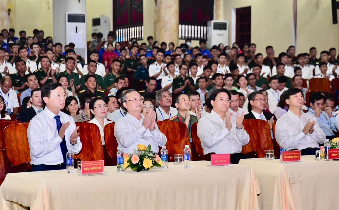 Phó Thủ tướng Trần Hồng Hà cùng các đại biểu dự buổi lễ phát động Quỹ phát triển nghề cá.