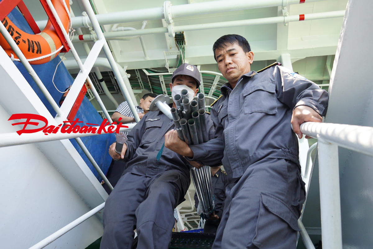 Hàng hóa được đưa từ tàu KN-290 xuống ca nô. Ảnh: Mạnh Thìn.