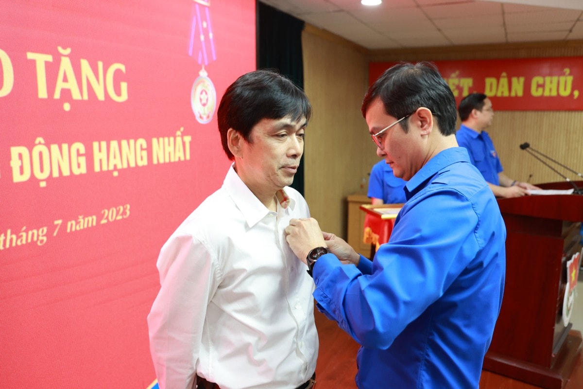 Thừa ủy quyền của Chủ tịch nước, Bí thư thứ nhất TƯ Đoàn Bùi Quang Huy trao Huân chương Lao động hạng Nhất tặng nhà báo Nguyễn Huy Lộc - nguyên Ủy viên Ban Biên tập báo Tiền Phong, nguyên Tổng Biên tập báo Sinh viên Việt Nam - Hoa học trò. (Ảnh: Như Ý).