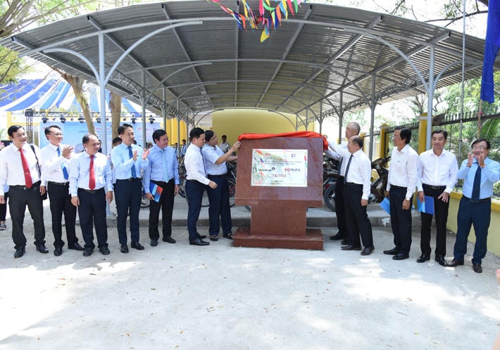 Đại biểu gắn biển công trình Trường Tiểu học Tân Hội.