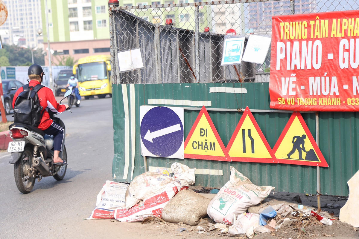 Không những vậy, phế thải cũng được vứt ngay phía bên ngoài rào tôn gây mất mỹ quan đô thị.