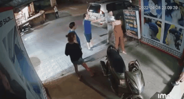 Phó Công an phường Sông Bằng có hành vi đánh cô gái mặc quần áo nâu tại tiệm tóc ở phường Đề Thám, TP Cao Bằng.