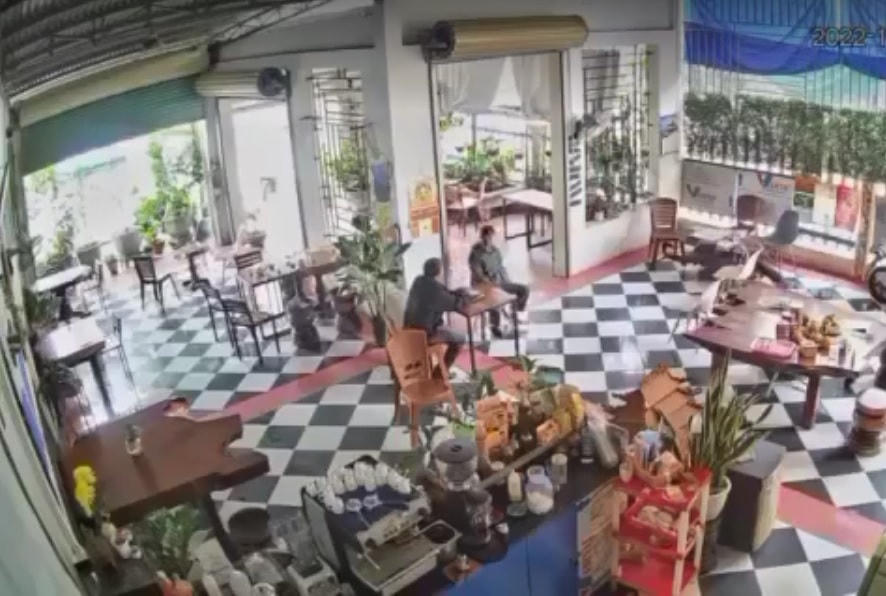 Hình ảnh 2 người tự xưng là cán bộ huyện Phú Lộc đến nhà người dân vận động, quyên góp ủng hộ lũ lụt. Ảnh cắt từ clip.