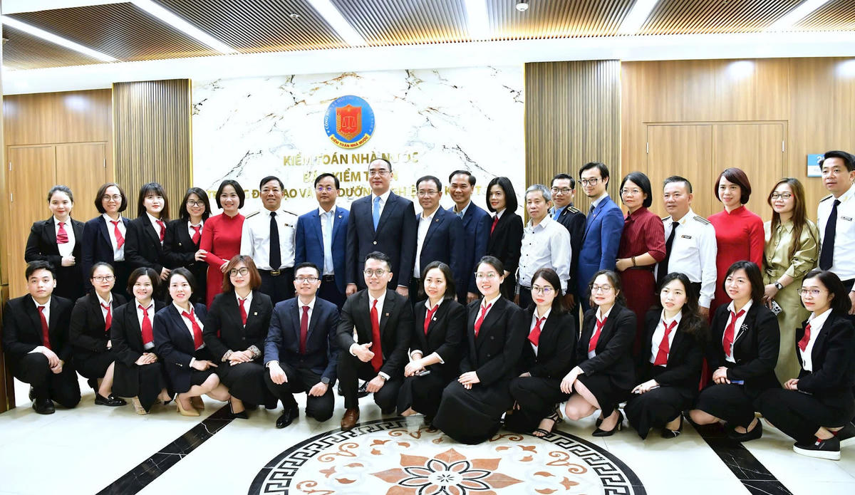 Các đại biểu và học viên chụp ảnh lưu niệm: Ảnh: N.L