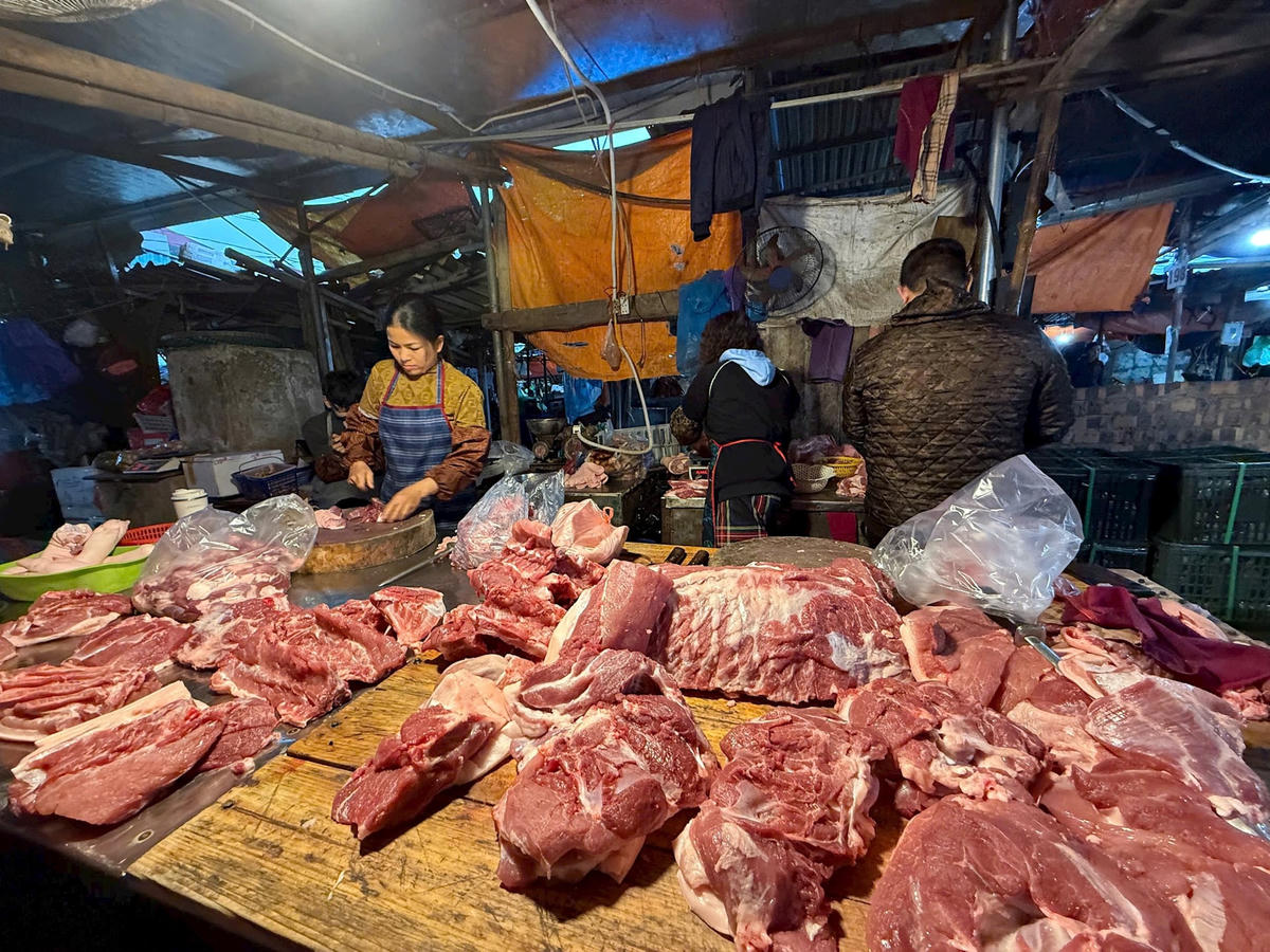 Lượng thịt nhập về giảm, giá bán không tăng nhưng hàng hoá vẫn khó tiêu thụ. Ảnh minh hoạ: T.B.