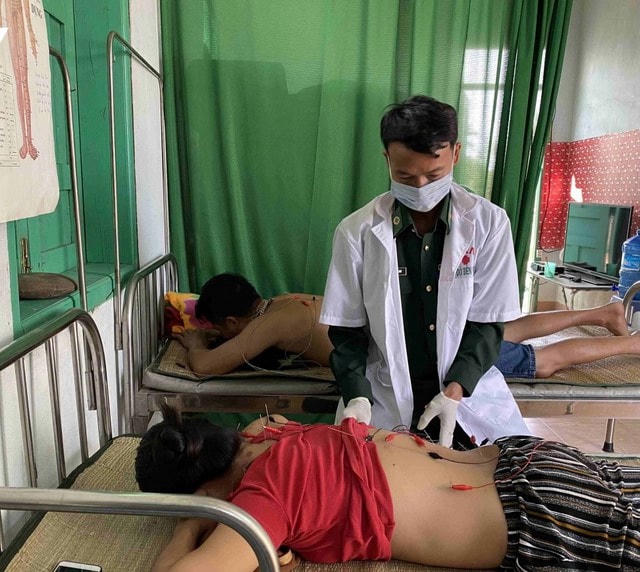 Bác sĩ Hoàng Ngọc Linh miệt mài châm cứu cho người bệnh.
