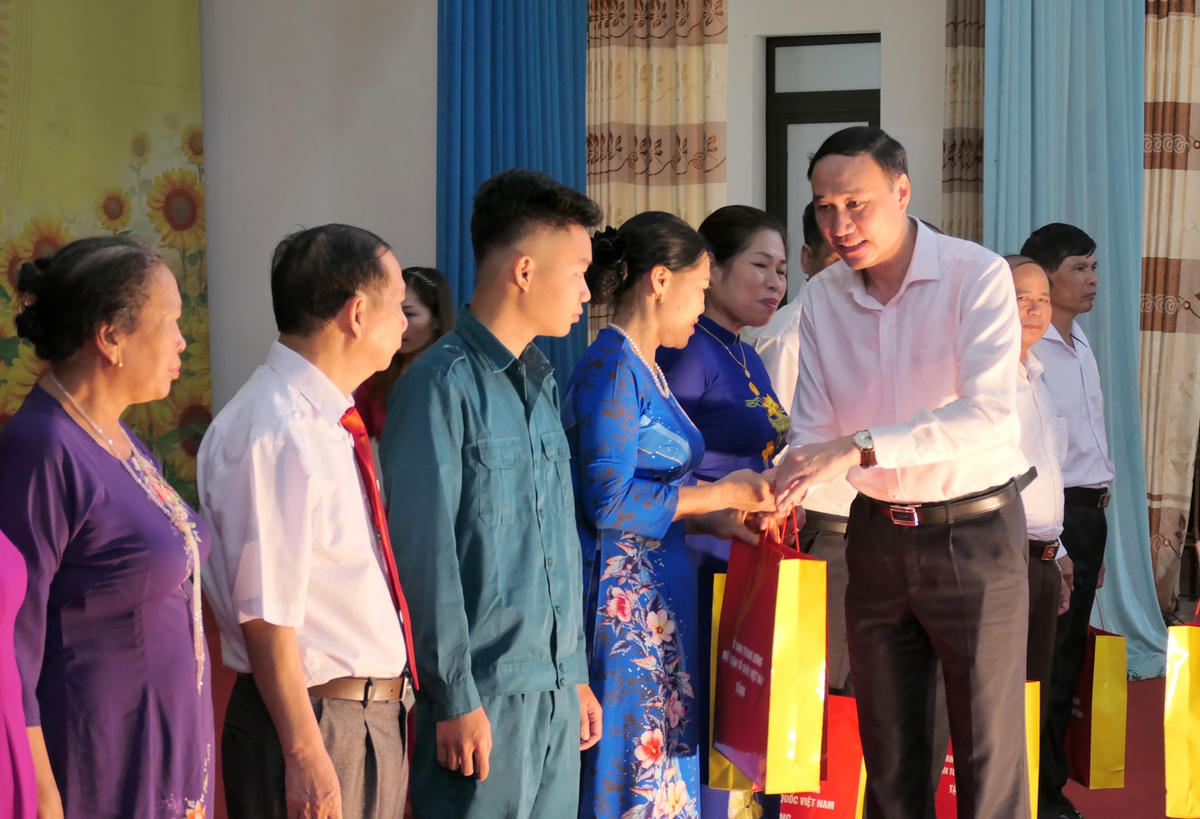 Phó Chủ tịch Phùng Khánh Tài tặng quà các hộ gia đình tiêu biểu là điển hình tiên tiến trong phong trào toàn dân bảo vệ an ninh Tổ quốc của phường Ngọc Hà.Ảnh: Khánh Toàn.