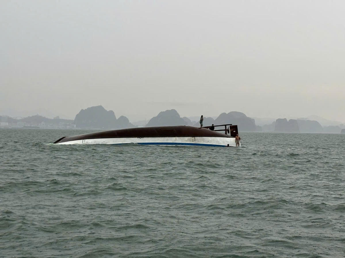 Tàu du lịch bị lật úp . Ảnh: Biên phòng QN.