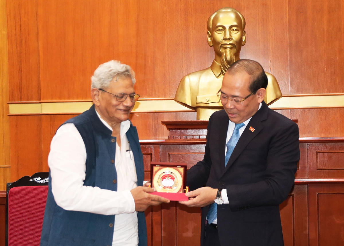 Phó Chủ tịch Hoàng Công Thủy tặng Biểu trưng MTTQ Việt Nam cho ông Sitaram Yechury.