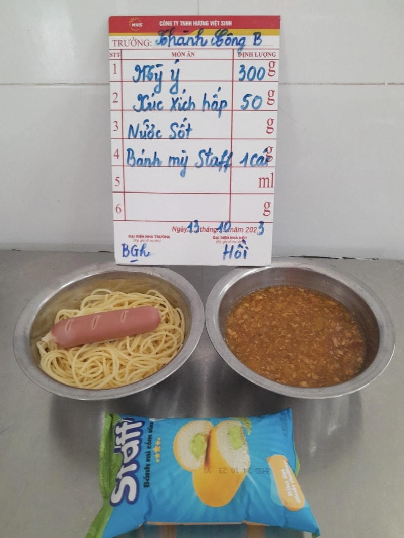 Suất ăn ngày 13/10 của học sinh trường Tiểu học Thành Công B. Ảnh: Phụ huynh cung cấp.