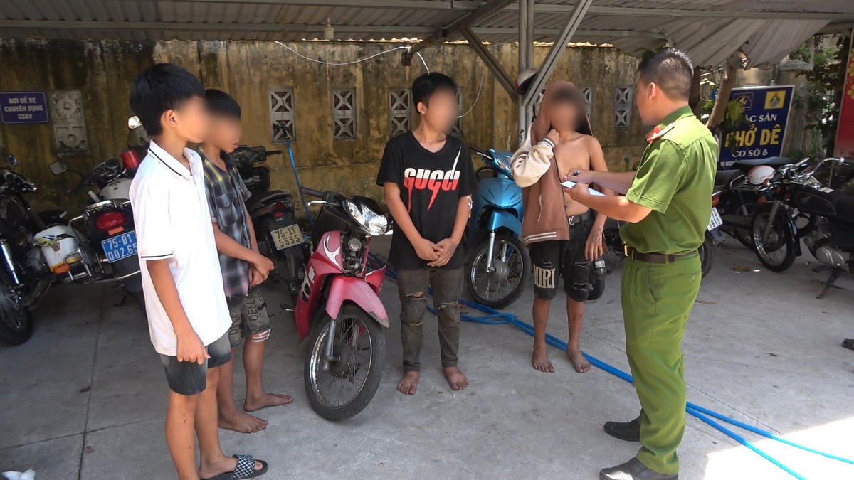 Các đối tượng cùng tang vật vụ việc.