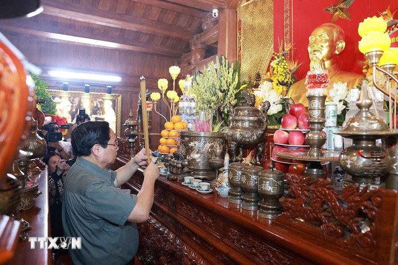 Thủ tướng Phạm Minh Chính dâng hương tưởng niệm tại Đền thờ Bác Hồ và các Anh hùng liệt sỹ tỉnh Quảng Trị. (Ảnh: Dương Giang/TTXVN)