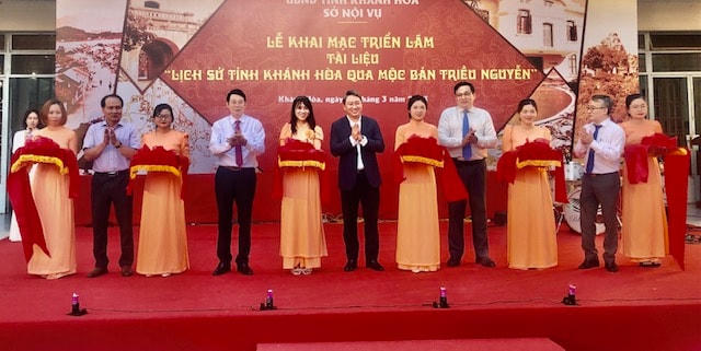 Cắt băng triển lãm Mộc bản triều Nguyễn về lịch sử 370 hình thành vÀ phát triển Khánh Hòa.
