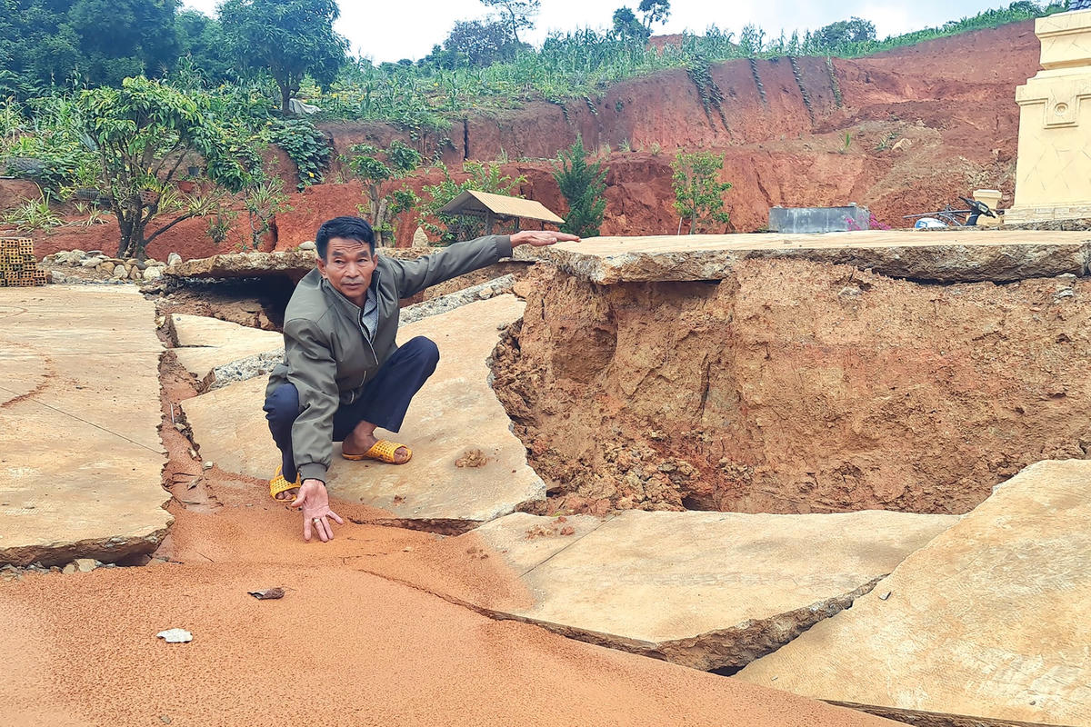 Sân nhà dân ở xã Đông Thanh, huyện Lâm Hà (tỉnh Lâm Đồng) bị sạt trượt trong mùa mưa. Ảnh: Xuân Ngọc.  