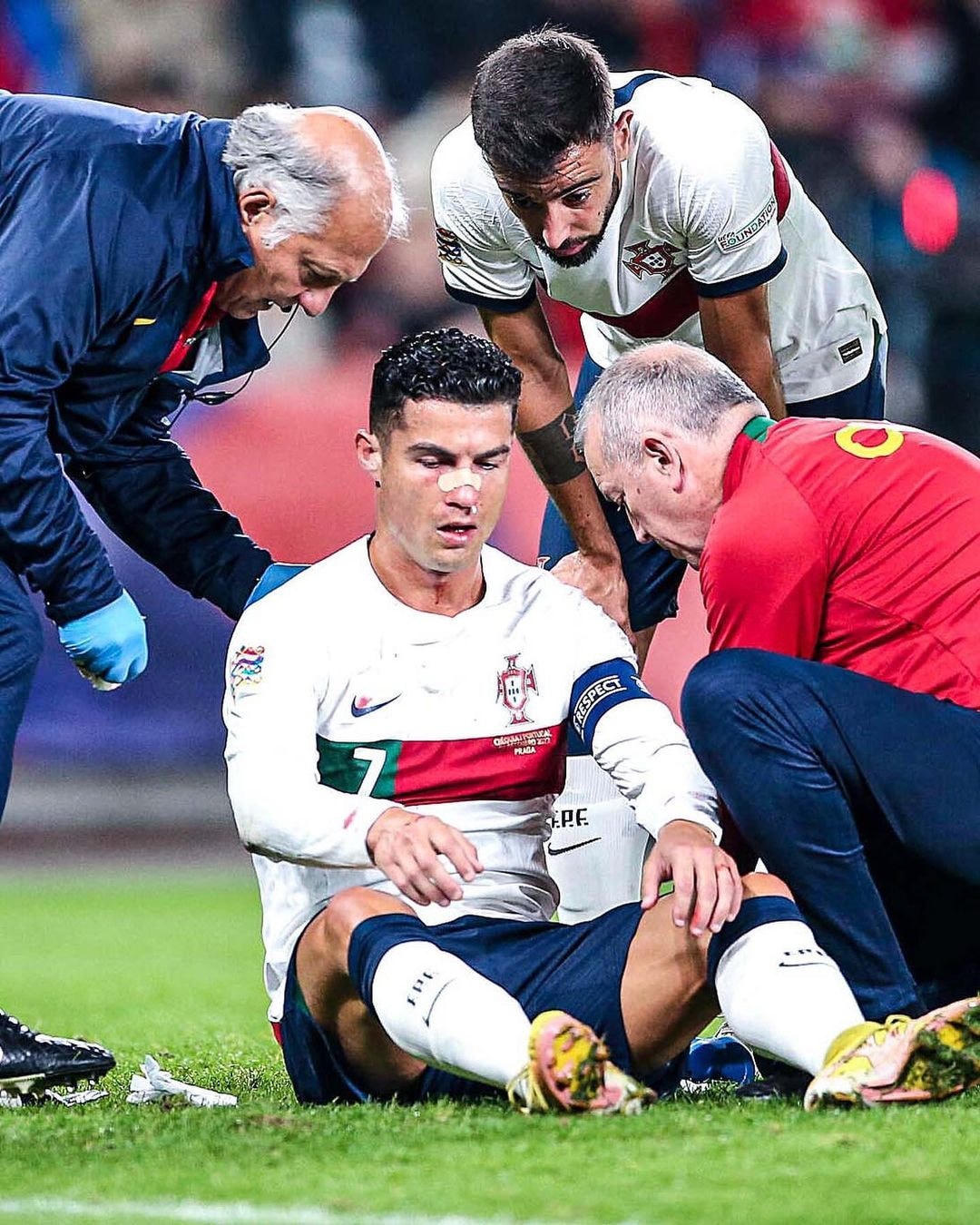 Hình ảnh Ronaldo bị chấn thương và đau đớn nằm trên sân