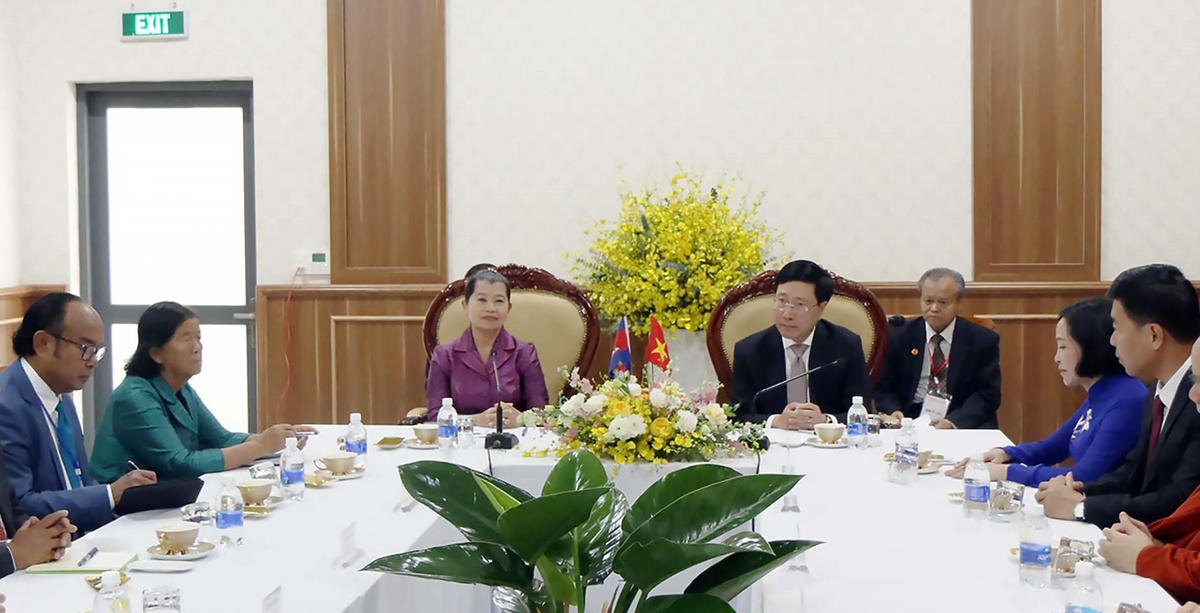 Trước giờ khai mạc, Phó Thủ tướng Chính phủ Phạm Bình Minh và Phó Thủ tướng Vương quốc Campuchia Men Sam An đã có cuộc hội đàm nhanh.