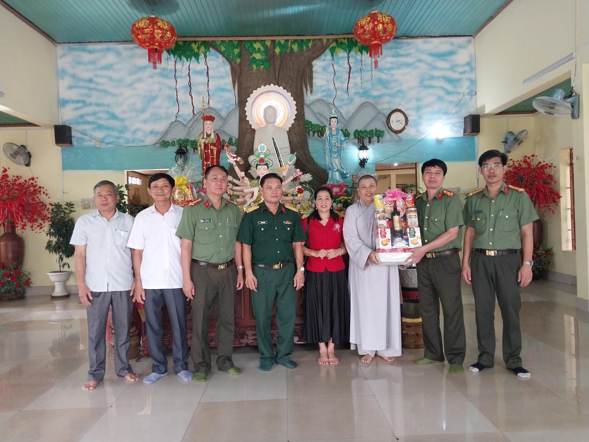 Lãnh đạo các ban ngành huyện Thống Nhất thăm tặng quà các cơ sở tôn giáo trên địa bàn nhân dịp lễ, tết. Ảnh: Mạnh Thìn.