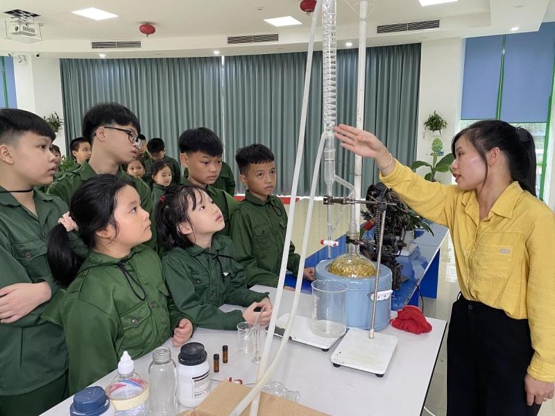 Trải nghiệm chiết xuất tinh dầu cam trong khóa trại hè quân đội.  