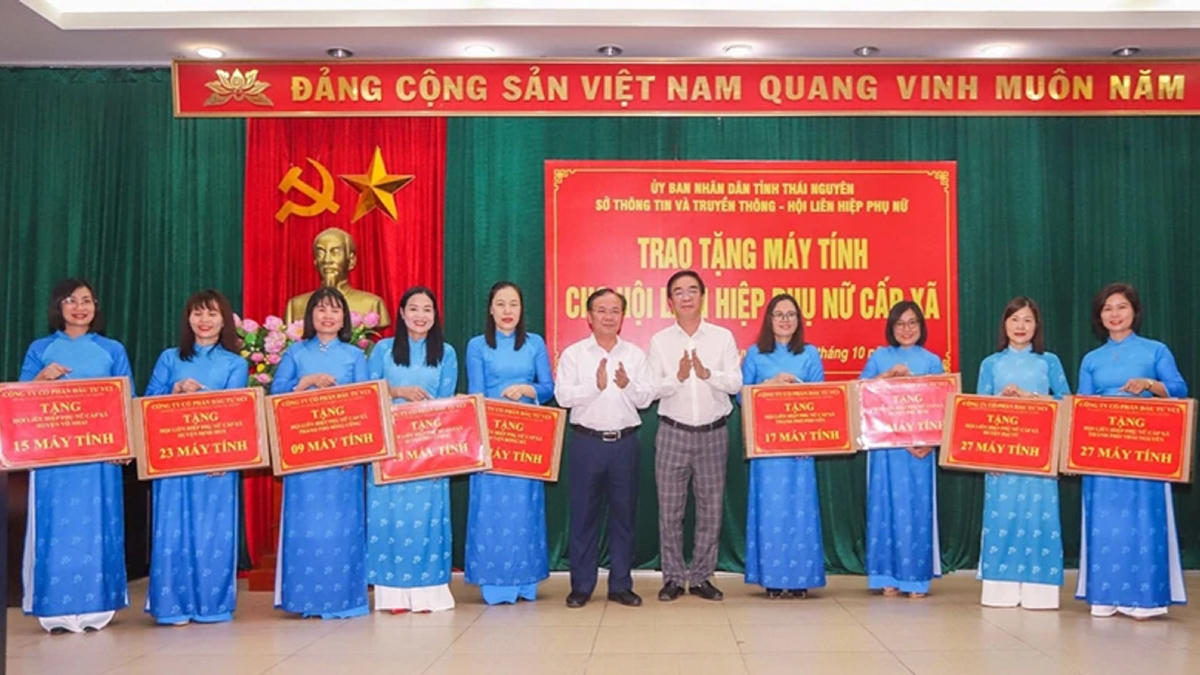 Đại diện Hội LHPN các huyện, thành phố của tỉnh Thái Nguyên nhận máy tính..