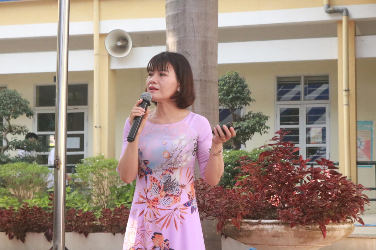 Bà Nguyễn Thị Nhiếp, Hiệu trưởng Trường THPT Yên Hòa phát biểu tại buổi tư vấn.