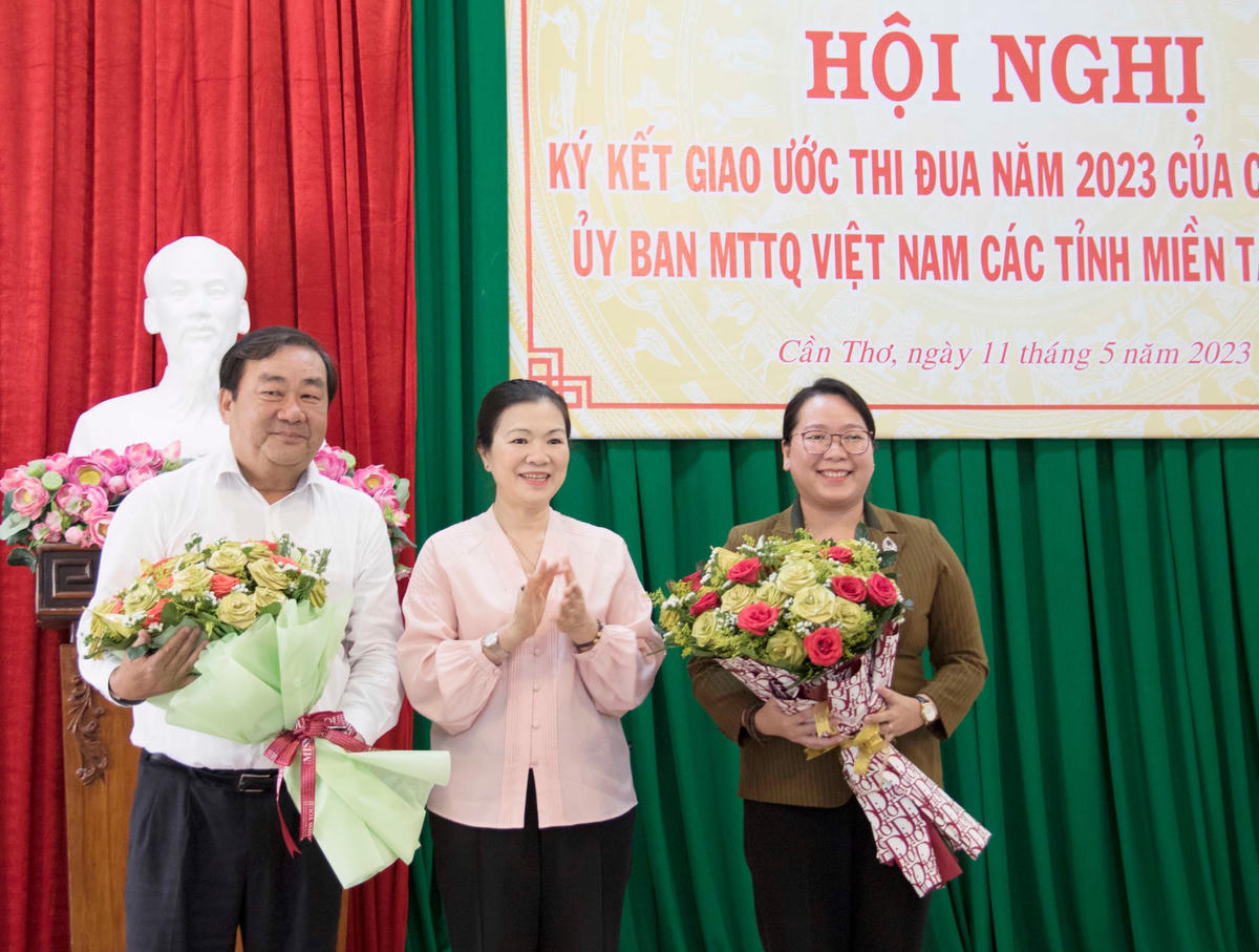 Phó Chủ tịch Trương Thị Ngọc Ánh tặng hoa chúc mừng đại diện trưởng Cụm và phó Cụm. 