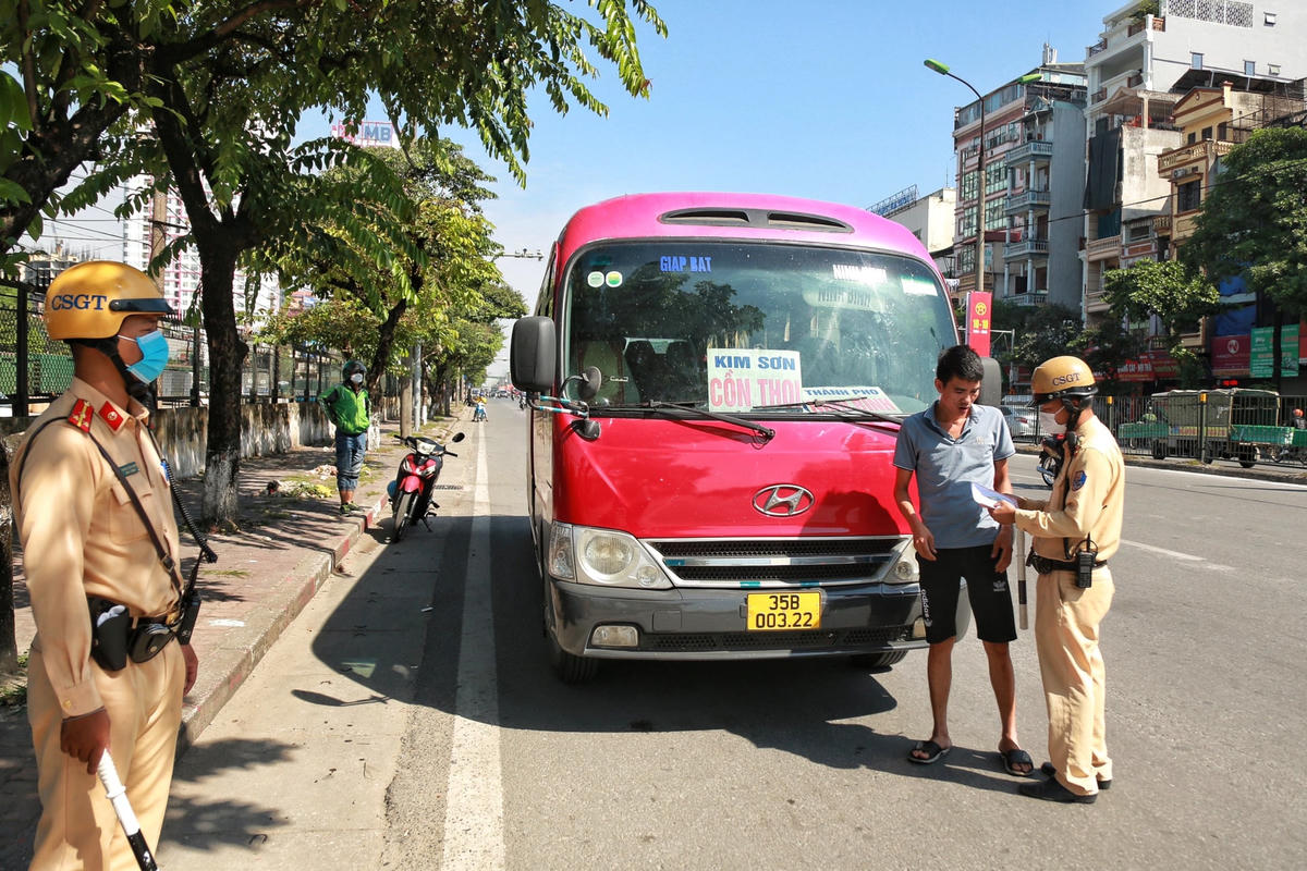 Hà Nội: Loạt xe khách chạy 'rùa bò' trên đường Kim Đồng, Giải Phóng bị xử lý