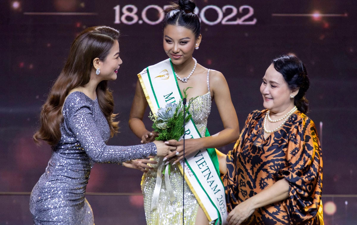 Thạch Thu Thảo nhận sash, hoa từ Phó Chủ tịch điều hành Miss Earth - bà Lorraine Schuck và bà Trương Ngọc Ánh.