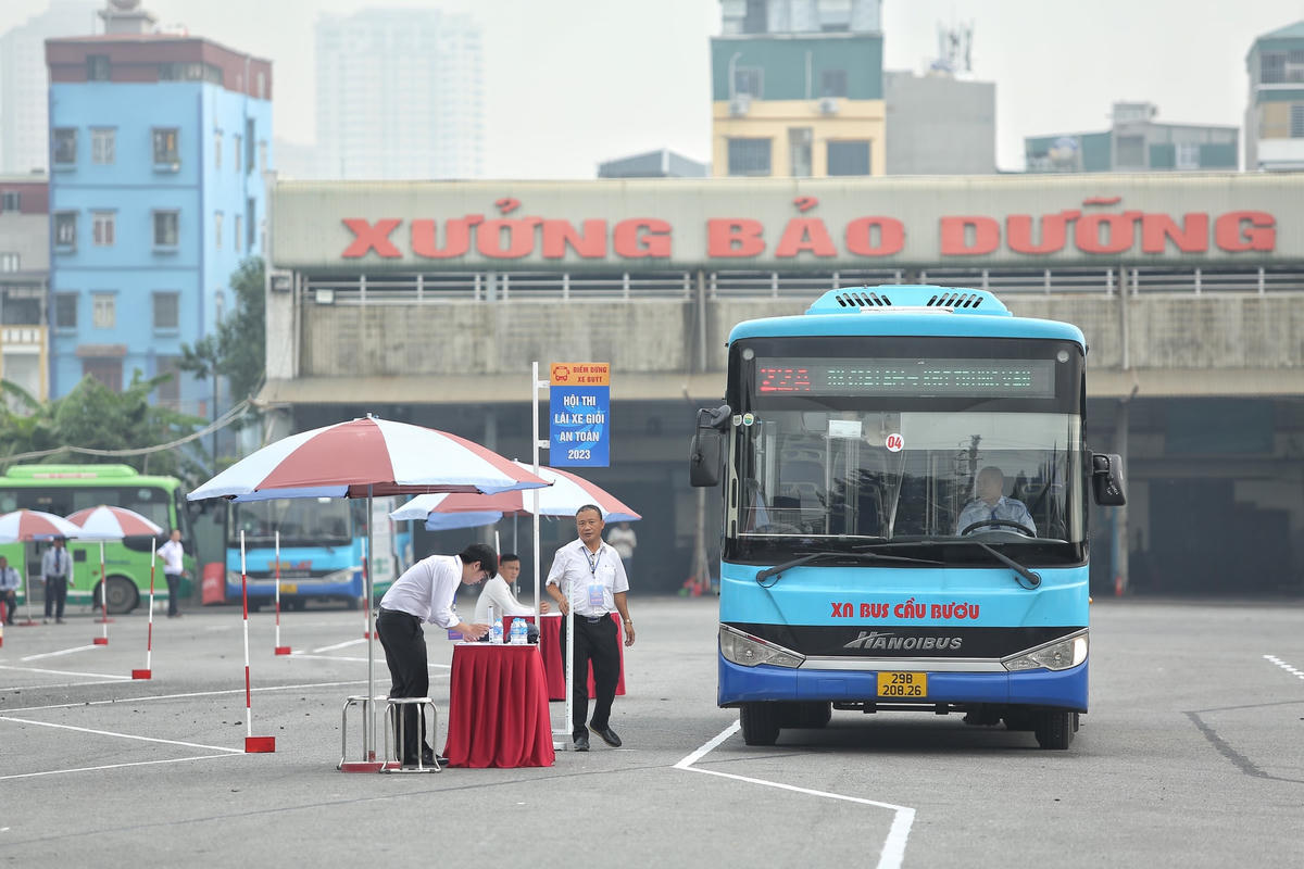 Những bài thi ghép ngang, lùi chuồng, quay đầu xe trong sân hẹp, xe qua đường vòng quanh co (chữ S), đi xe qua hàng đinh… được các tài xế thực hiện vô cùng thuần thục.
