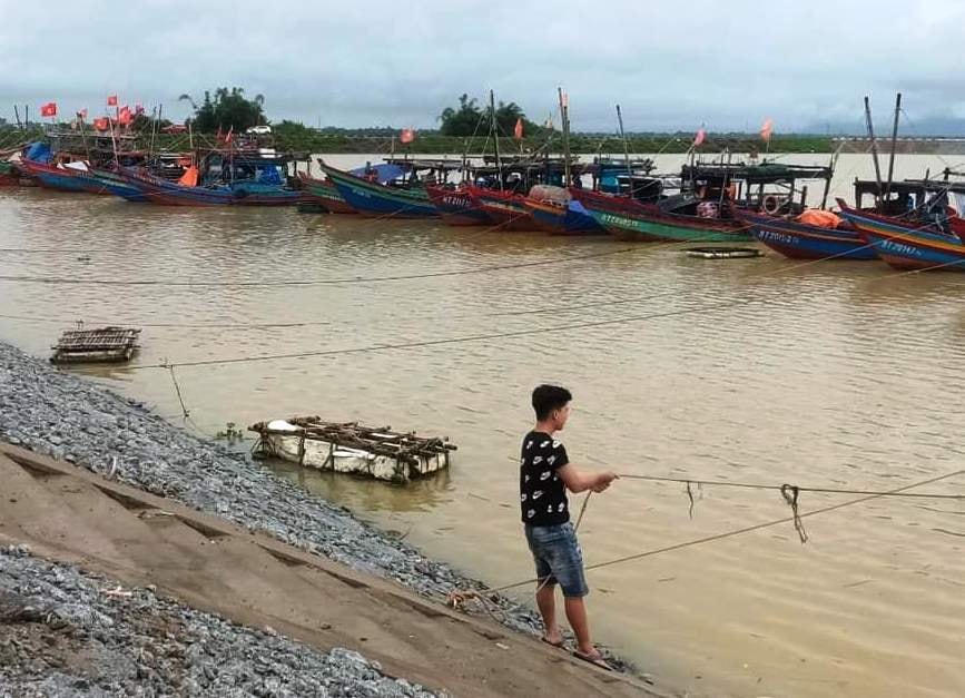 Ngư dân neo đậu tàu thuyền ở Cảng Cửa Sót.