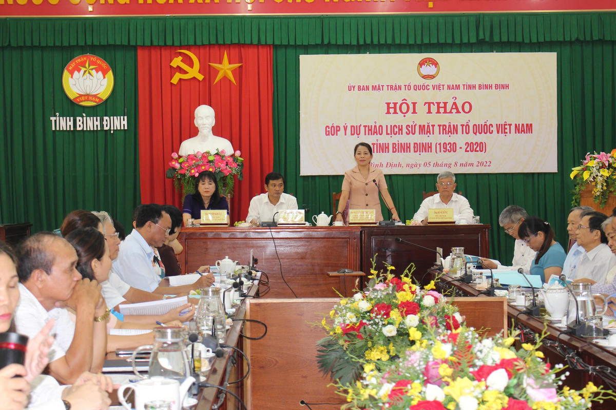 Bà Nguyễn Thị Phong Vũ, Chủ tịch Ủy ban MTTQ Việt Nam tỉnh Bình Định phát biểu tại Hội thảo.  