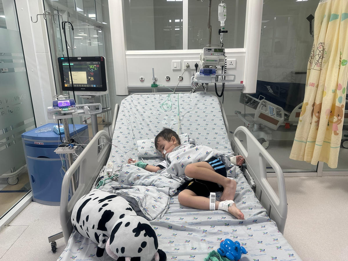 Nhiều bệnh nhi mắc tay chân miệng từ các tỉnh, thành chuyển đến TPHCM để điều trị.