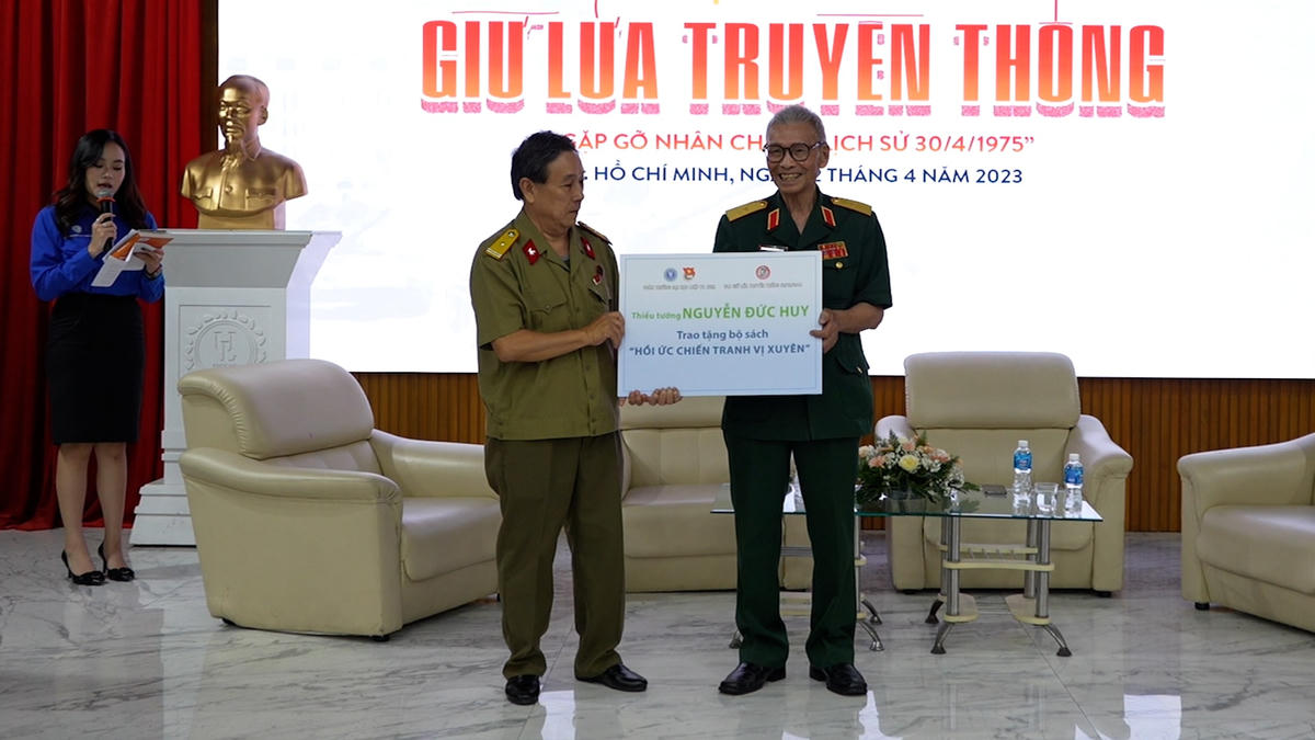 Ban Tổ chức trao tặng bộ sách “Hồi ức Vị Xuyên” cho Tủ sách trường đại học luật TP HCM tại tọa đàm.