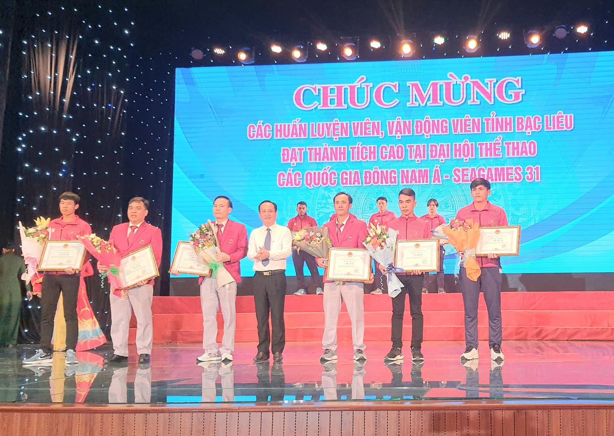 Chủ tịch UBND tỉnh Bạc Liêu Phạm Văn Thiều tặng Bằng khen cho các HLV có thành tích huấn luyện các vận động viên đạt huy chương tại SEA Games 31.