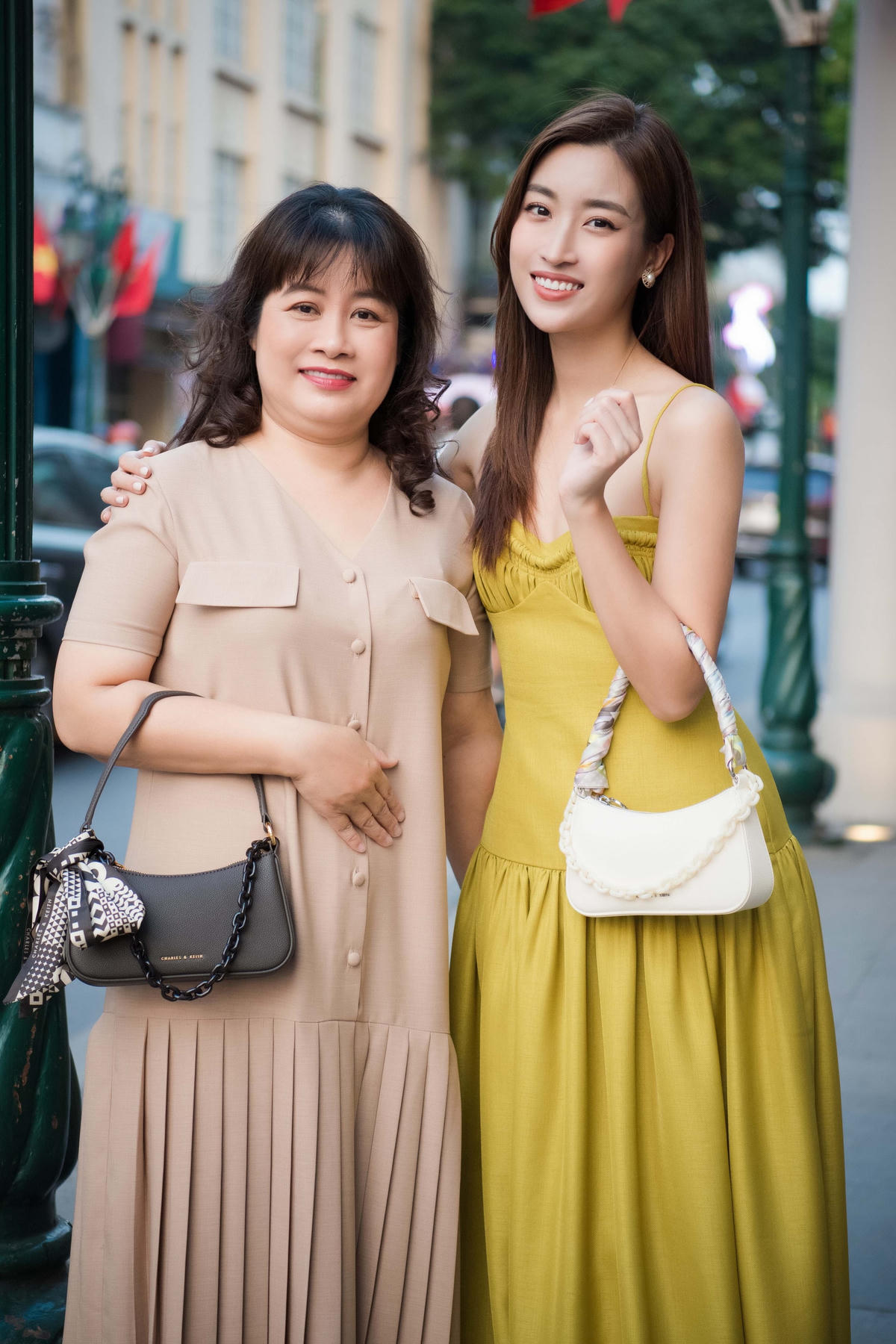 Nhan sắc trẻ trung của mẹ ruột Đỗ Mỹ Linh khiến dân tình xuýt xoa.