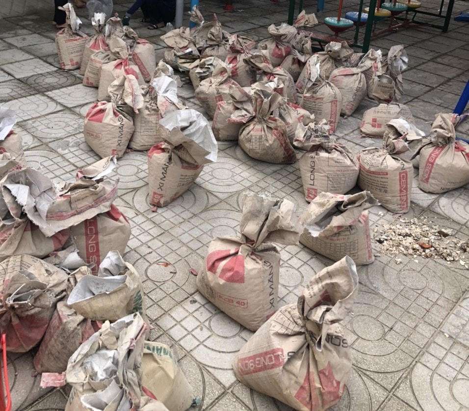 Nhiều bao cát được người dân Lý Sơn dùng để chằng chống nhà cửa.