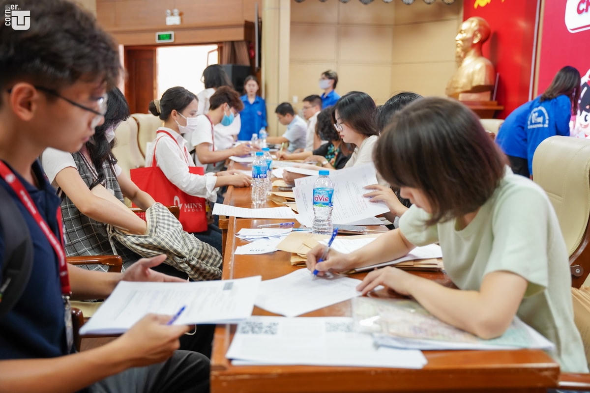 Sinh viên nhập học Trường Đại học Ngoại thương năm 2022.
