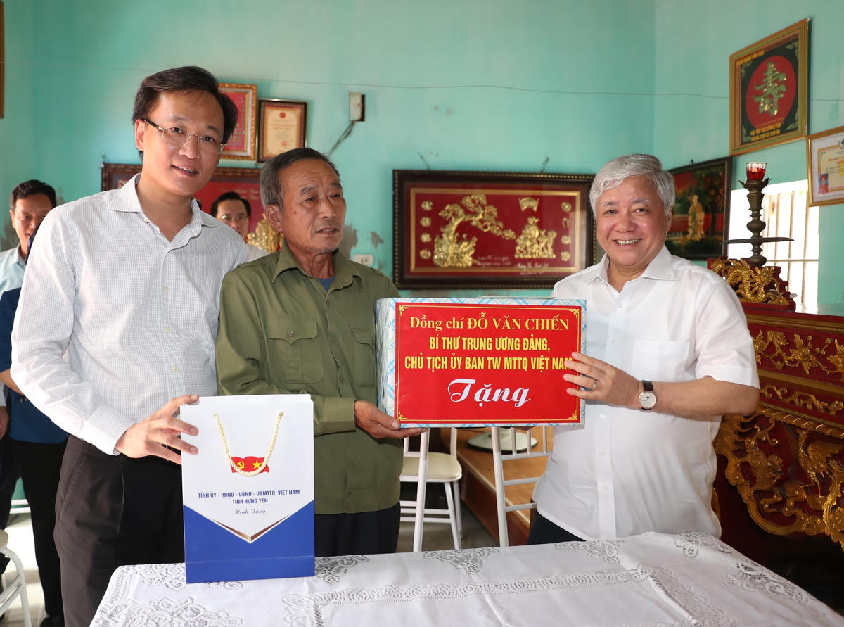Chủ tịch Đỗ Văn Chiến thăm hỏi, tặng quà gia đình chính sách có hoàn cảnh khó khăn trên địa bàn huyện Tiên Lữ, tỉnh Hưng Yên.